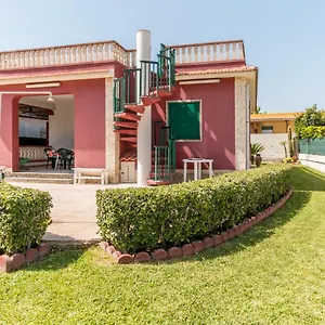 Red House Near The Sandy Beach, Parking & Wi-fi Italien